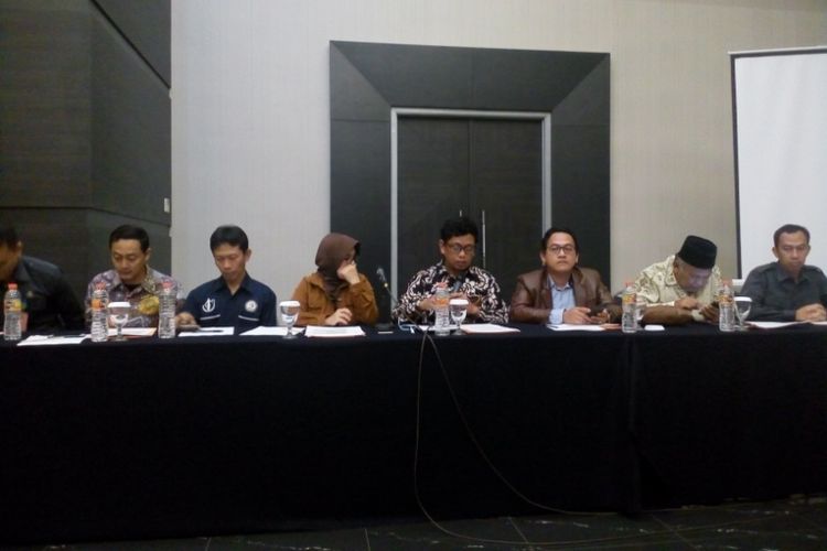 7 Komisioner Bawaslu Jawa Barat saat konferensi pers di Hotel Harmoni, Senin (18/3/2019) malam 