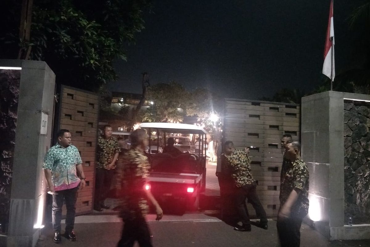 Situasi di depan lokasi pernikahan Glenn Fredly dan Mutia Ayu di Taman Kajoe, Ampera, Jakarta Selatan, Senin (19/8/2019).