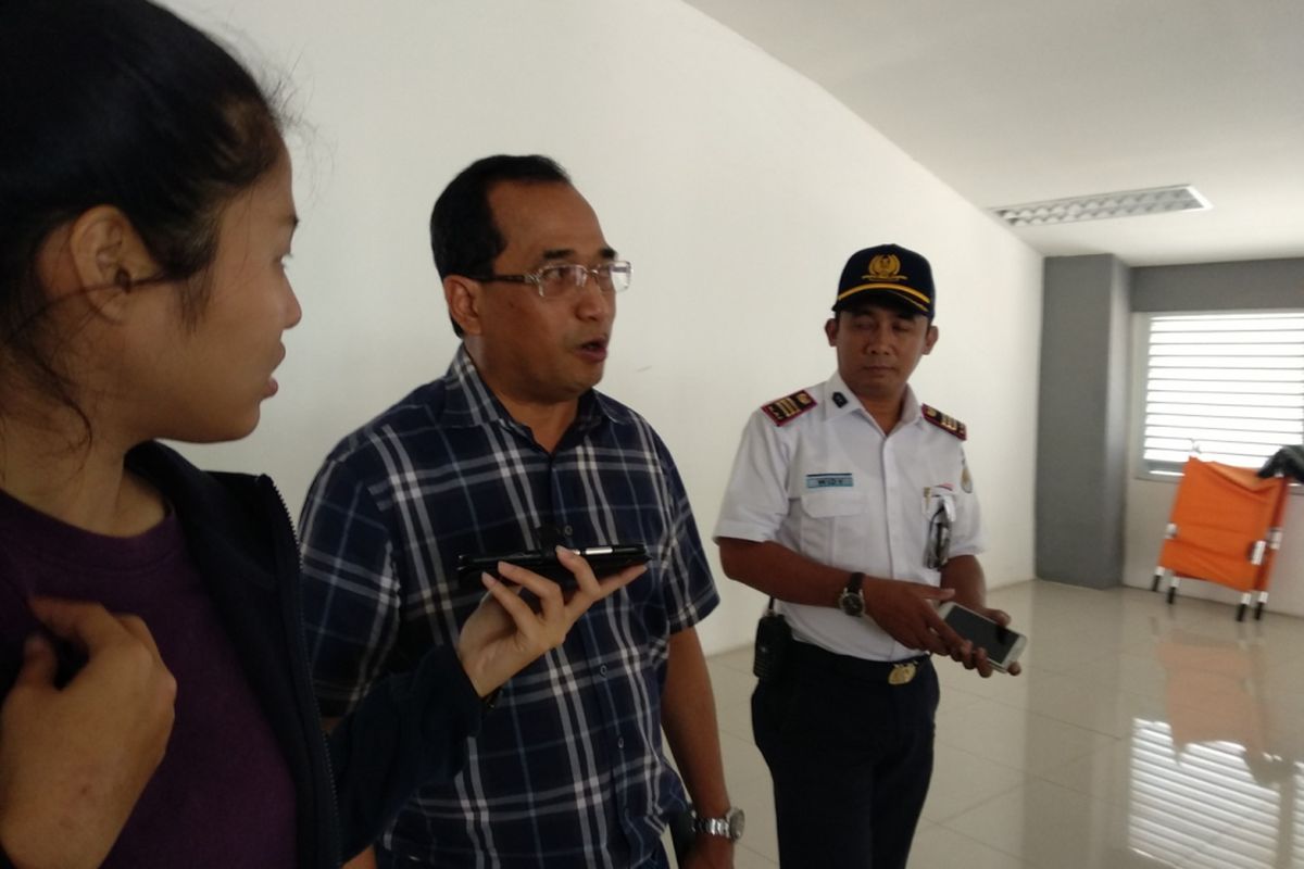 Menhub Budi Karya Sumadi berbicara kepada media saat berkunjung ke stasiun Duri, Sabtu (14/4/2018)