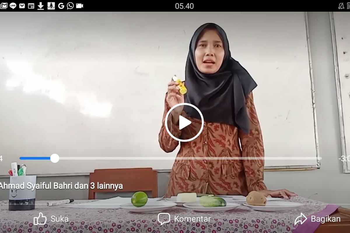 Krista Adayu, guru kelas VI SDN Gumilir 06, Cilacap, Jawa Tengah membuat vlog untuk tutorial kepada siswanya yang ditugaskan membuat percobaan amilum pada makanan dan sayuran di rumah.