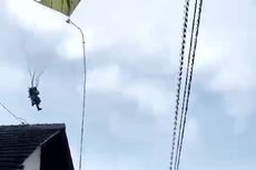 Penerjun Payung TNI Mendarat di Atap Rumah Warga Blitar