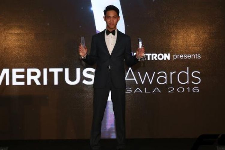 Pebalap Indonesia, Presley Martono, berpose dengan trofi yang didapat pada persaingan Formula 4 South East Asia (F4 SEA) dalam acara Meritus Award Gala di Sirkuit Sepang, Malaysia, Minggu (22/1/2017).