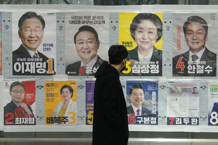 Puluhan juta warga Korea Selatan memberikan suara pada Rabu (9/3/2022) untuk memilih presiden baru mereka, yang akan menjabat pada 10 Mei untuk masa jabatan lima tahun.