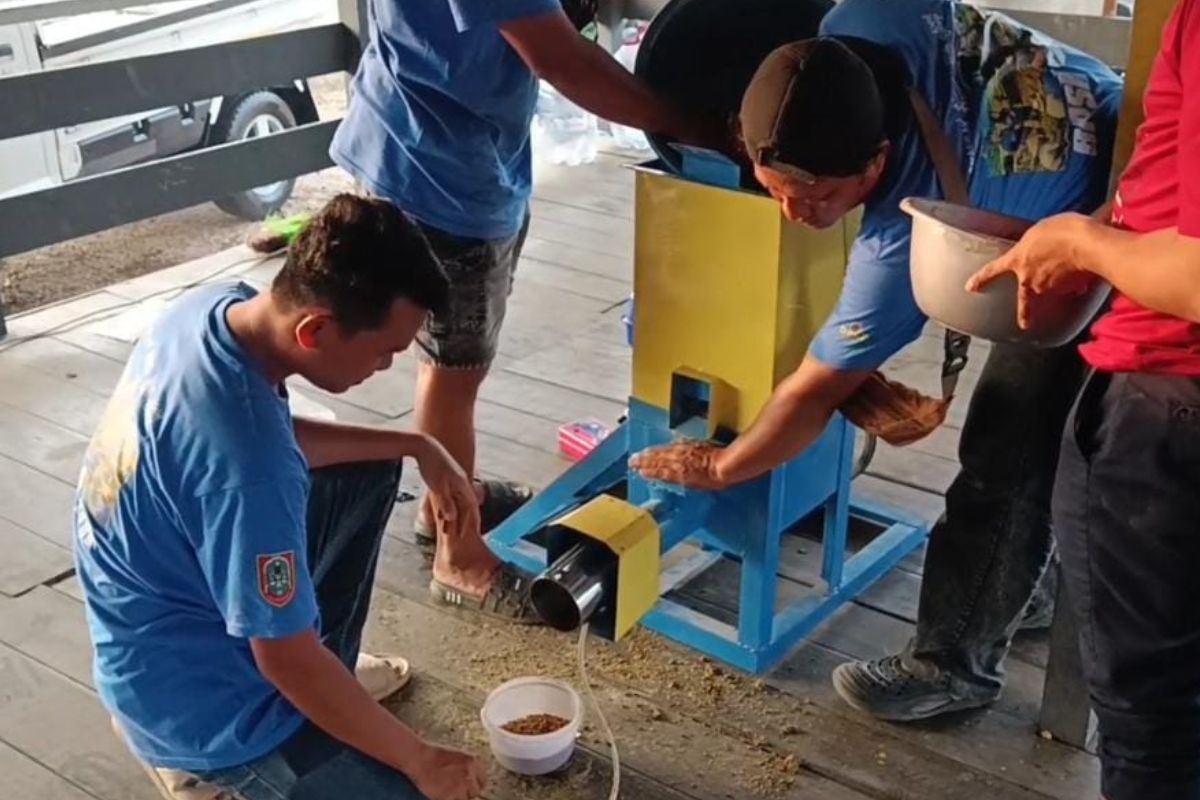 Pembuatan pellet ikan dari bahan lokal oleh mitra budi daya ikan Bina Mina Jaya.
