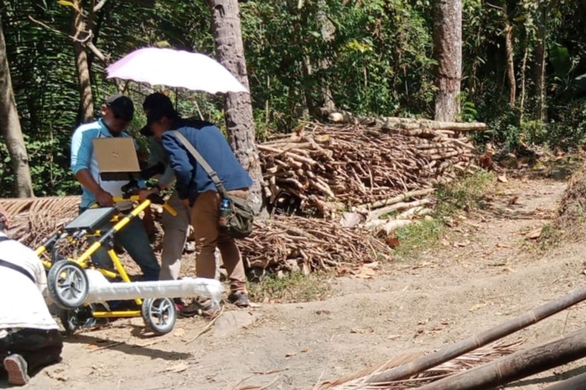 Ahli dari Pusat Studi Bencana Alam Universitas Gadjah Mada meneliti lubang misterius di Pedukuhan Popohan, Kalurahan Banjararum, Kapanewon Kalibawang, Kabupaten Kulon Progo, Daerah Istimewa Yogyakarta. Mereka menggunakan survei georadar untuk mengetahui gambaran di bawah permukaan tanah.