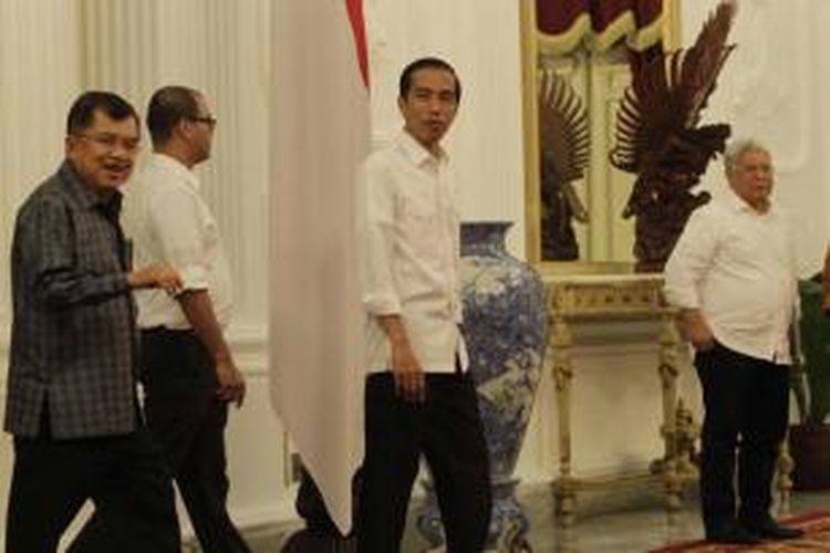 Presiden Joko Widodo didampingi Wakil Presiden Jusuf Kalla dan sejumlah menteri Kabinet Kerja saat akan mengumumkan kenaikan harga bahan bakar minyak, di Istana Merdeka, Jakarta, Senin (17/11/2014) malam.