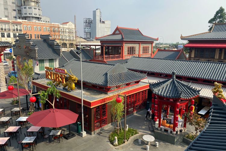 Suasana Old Shanghai dari atas Pagoda di Sedayu City, Kelapa Gading, Jakarta Utara, pada siang hari yang penuh dengan nuansa kemerahan khas Tionghoa. 