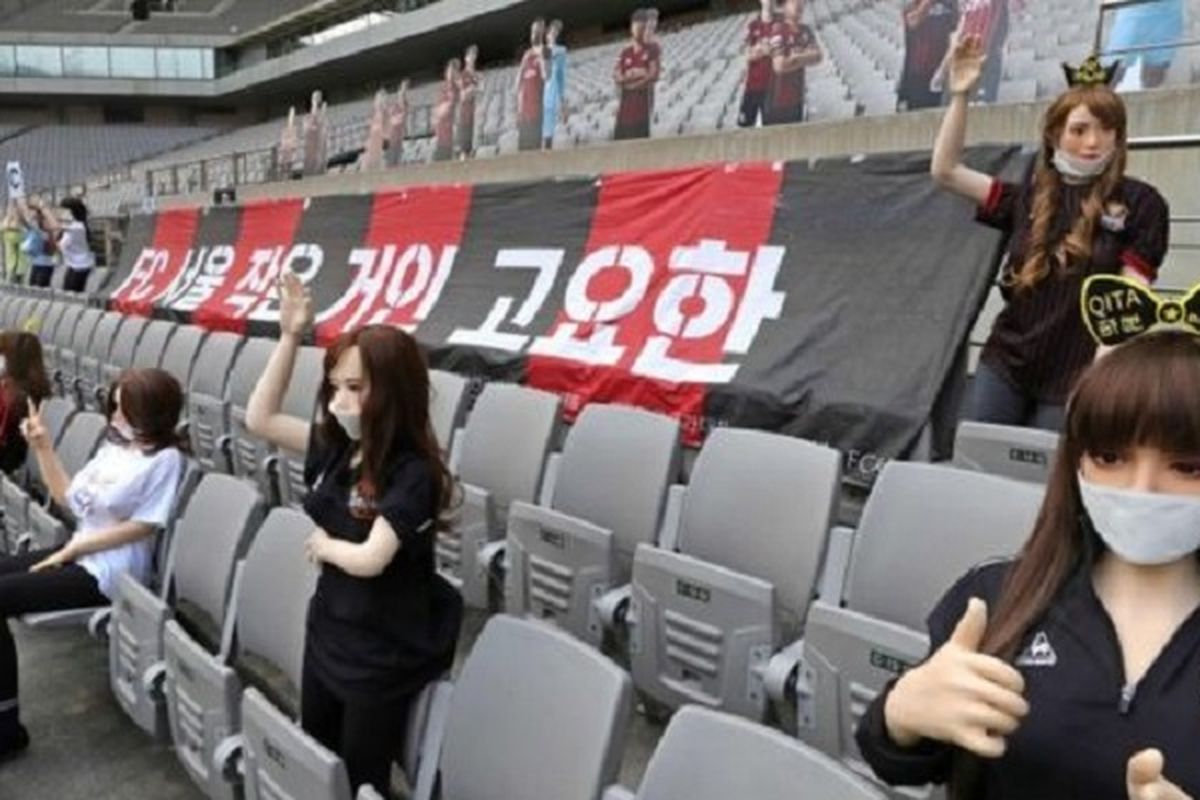Inilah penampakan beberapa boneka premium yang dipasang di tribun Stadion Seoul World Cup, kandang FC Seoul, dalam laga K League Minggu (17/5/2020). Klub ibu kota Korea Selatan itu langsung meminta maaf setelah mengetahui bahwa boneka itu merupakan boneka seks.