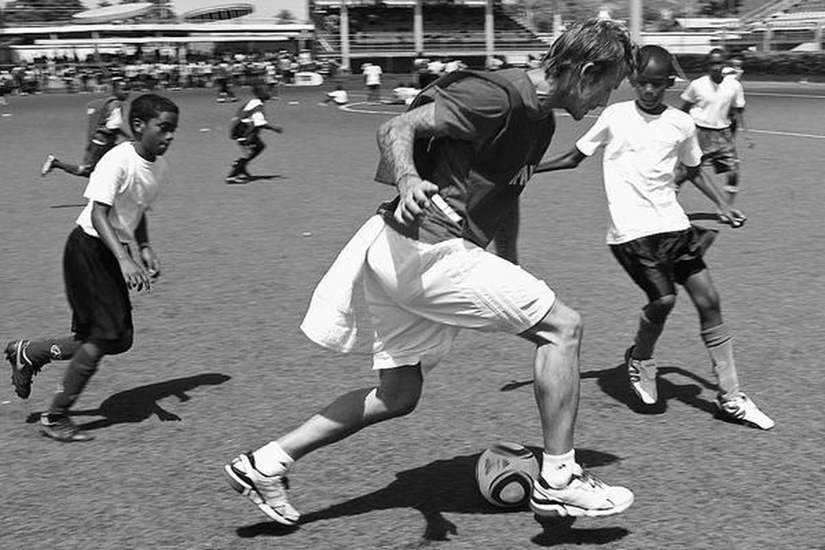 Mantan kapten tim nasional Inggris yang kini gelandang di LA Galaxy, David Beckham, menggiring bola saat berlatih bersama para pemain muda dalam coaching clinic di Macoya, Trinidad-Tobago, Minggu (26/9) lalu. Beckham baru-baru ini sempat berseteru dengan pendukung tim LA Galaxy.