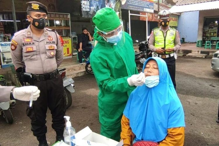 Petugas Kepolisian Resor Purbalingga menggelar rapid tes antigen gratis bagi para penumpang bus di Terminal Purbalingga dan Bobotsari, Selasa (18/5/2021).