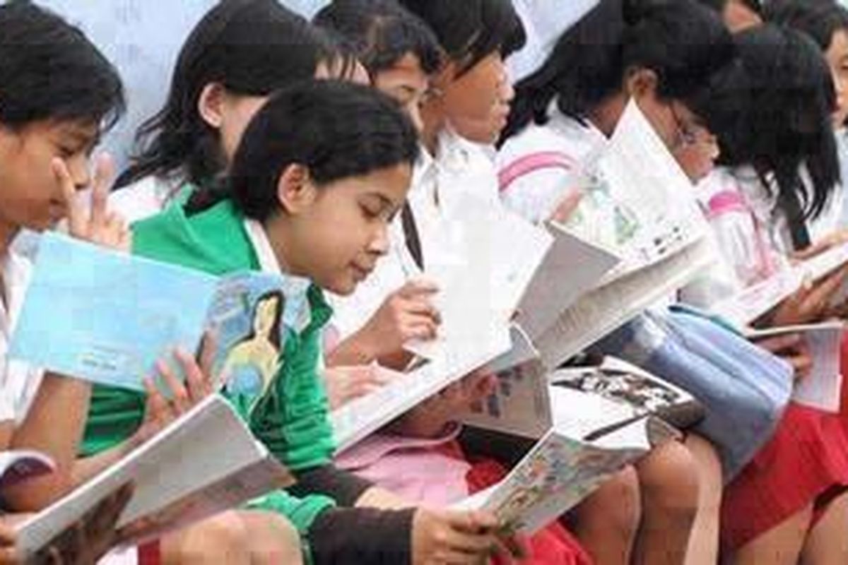 Ilustrasi: Guna menjamin ketaatan pihak SD dan SMP melaksanakan program buku teks gratis tersebut pemerintah akan memberikan sanksi bagi sekolah yang melanggarnya. 