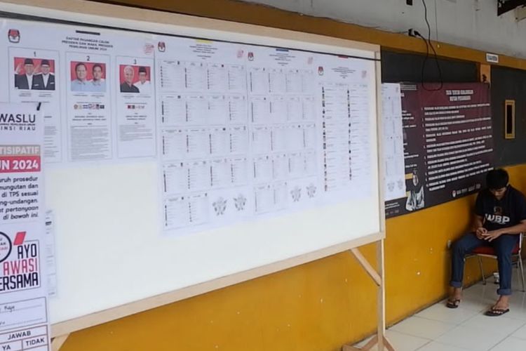 Warga binaan saat mengantre memilih di TPS pemilu di Rutan Pekanbaru, Riau, Rabu (14/2/2024).