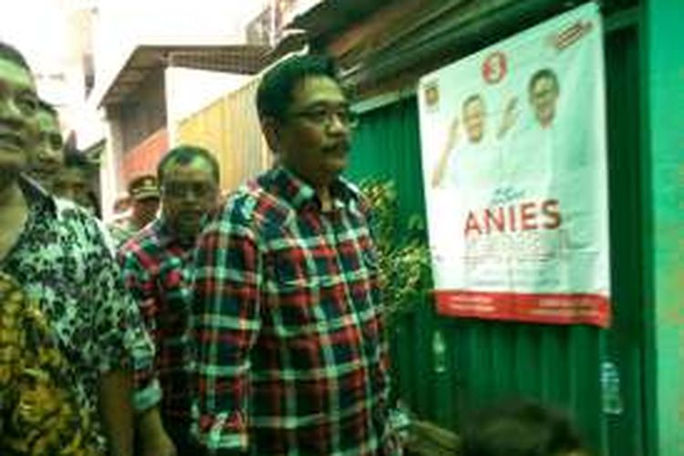 Calon wakil gubernur DKI Jakarta Djarot Saiful Hidayat meninjau permukiman warga di Jalan Jelambar Selatan II, Tambora, Jakarta Barat, Sabtu (5/11/2016).