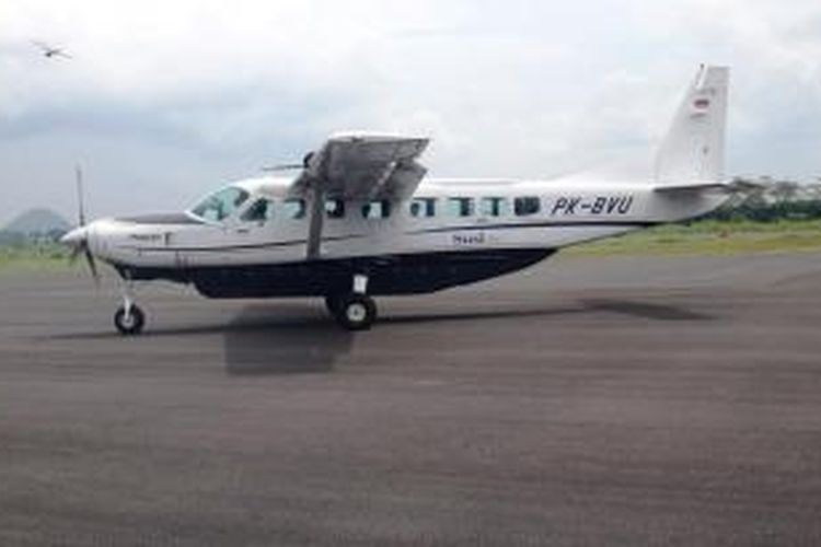 Pesawat Jenis PK- BVU milik maskapai Susi Air, yang mengangkut 10 orang penumpang, mendarat dengan mulus di Bandara Notohadinegoro, Jember, Jawa Timur, Sabtu (2/5/2015).
