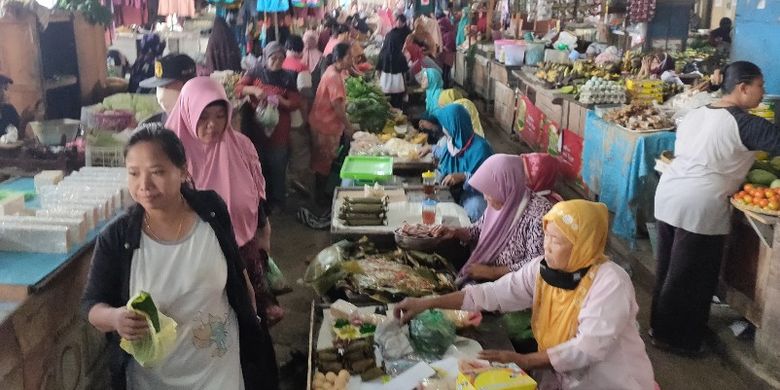 Sejumlah pedagang dan pengunjung Pasar Sumurpanggang, Kota Tegal tidak mengenakan masker di tengah penerapan new normal, Selasa (9/6/2020)