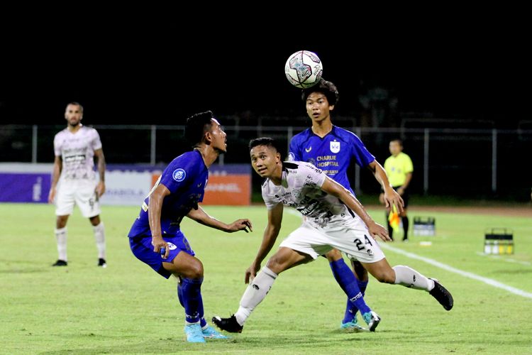 Pemain Bali United Ricky Fajrin dijaga ketat kedua pemain PSIS Semarang pada pertandingan pekan 26 Liga 1 2021-2022 yang berakhir dengan skor 0-1 di Stadion I Gusti Ngurah Rai Denpasar, Minggu (20/2/2022) malam.