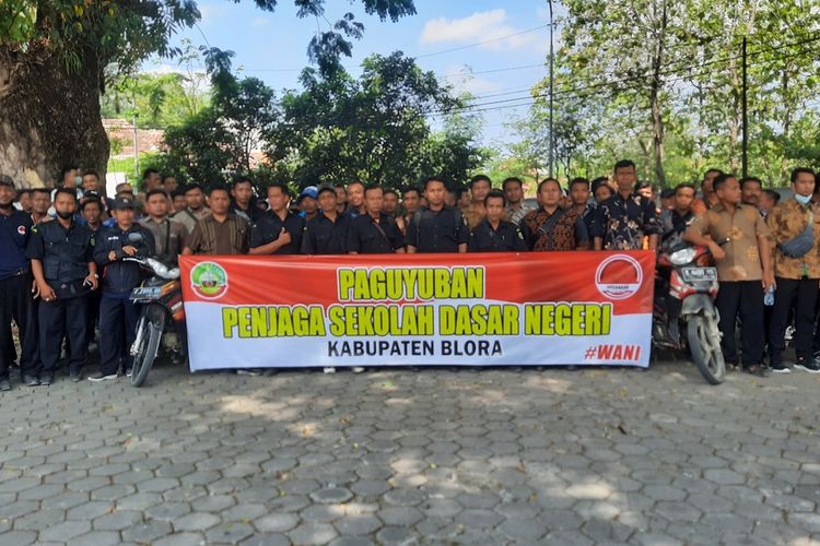 Para penjaga sekolah melakukan audiensi di Kantor DPRD Kabupaten Blora, Jawa Tengah, Selasa (1/8/2023)