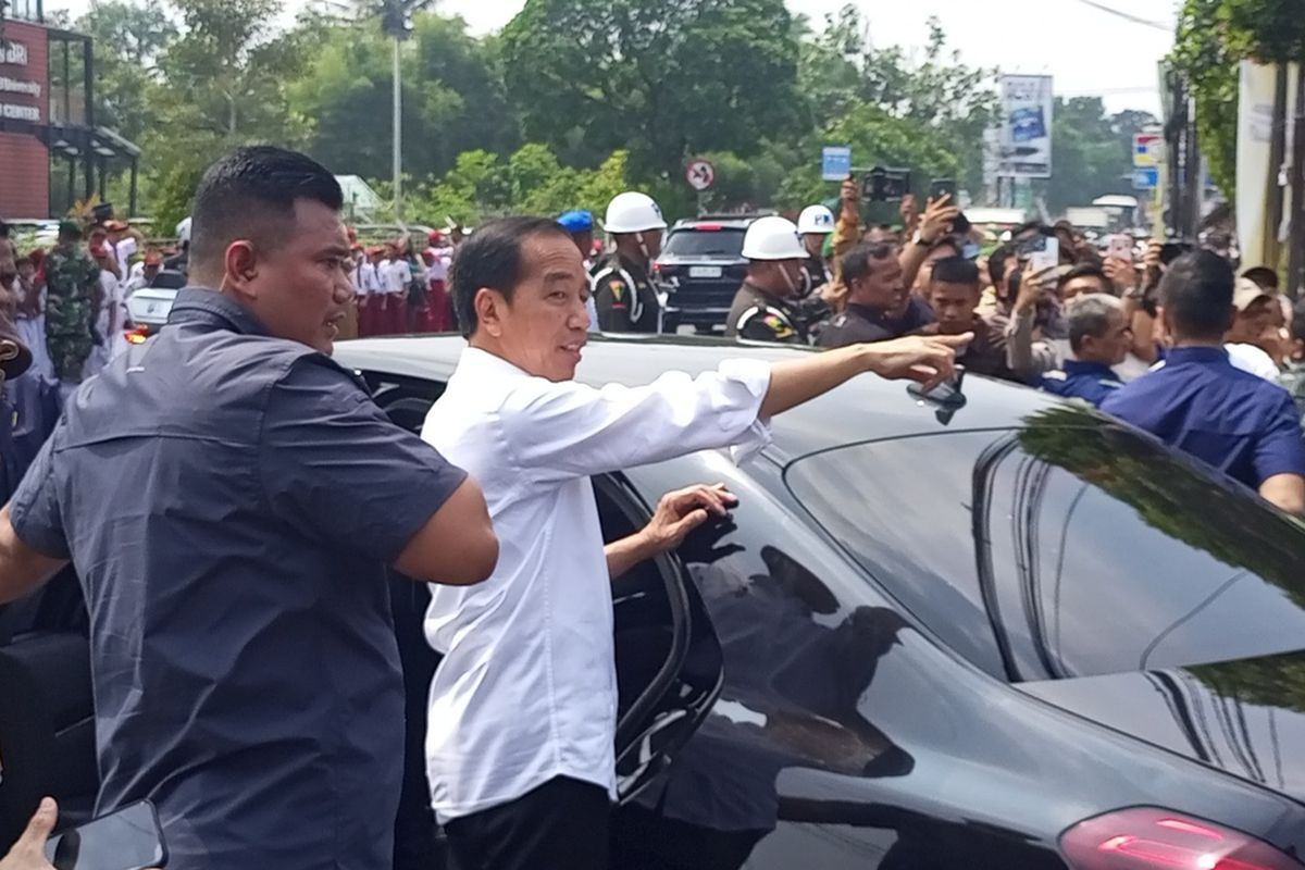 Presiden Joko Widodo (Jokowi) saat membagikan beras di depan Gudang Bulog, Kecamatan Dramaga, Kabupaten Bogor, Jawa Barat, Senin (11/9/2023)