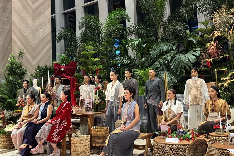 Beberapa tampilan busana hasil kolaborasi dari Tobatenun dan beberapa desainer yang ditampilkan dalam acara MAULIATE di Mega Kuningan Barat 3, Jakarta Selatan, Kamis (4/12/2025).