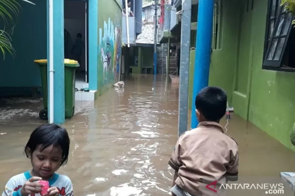 Permukiman warga di kawasan Kebon Pala, Kelurahan Kampung Melayu, Jakarta Timur, terendam banjir, Rabu  (23/6/2021). Banjir disebabkan Kali Ciliwung yang melintasi wilayah tersebut meluap pada Selasa malam.