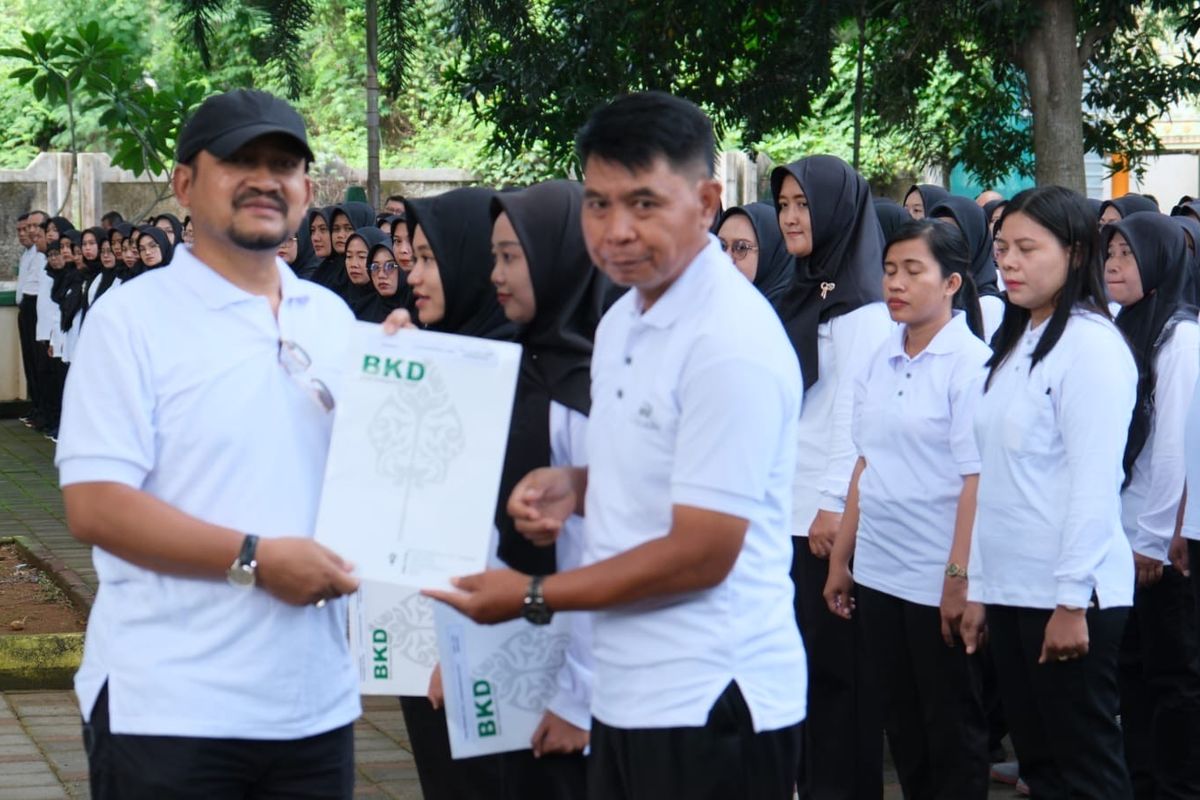 Bupati Pemalang Anom Widiyantoro melantik Pegawai Pemerintah dengan Perjanjian Kerja (PPPK) Tahap II di lingkungan Pemerintah Kabupaten Pemalang 2025, Jumat (7/11/2025).

