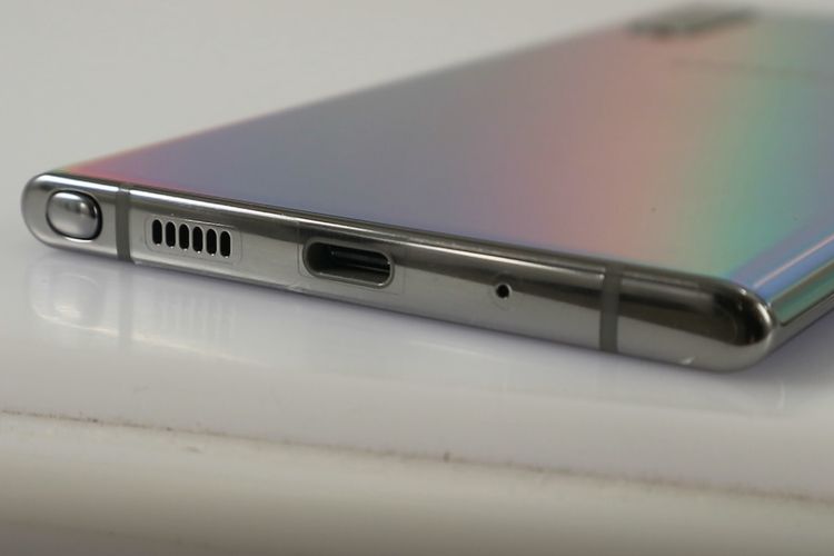 Bagian sisi bawah Galaxy Note 10, terdapat port USB Type-C hybrid, sekaligus menggantikan colokan audio 3,5 mm.