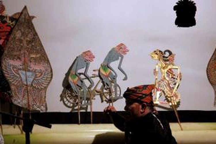 Dalang Dwi Suryanto yang biasa dipanggil ”Gendut” mementaskan wayang gendut di Balai Soedjatmoko, Solo, Jawa Tengah, Jumat (23/1/2015) malam. Wayang gendut adalah wayang kulit yang menghibur dan keluar dari pakem.