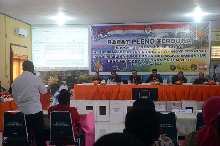 Pleno rekapitulasi dan penetapan hasil perhitungan suara di tingkat provinsi pada pemilihan gubernur dan wakil gubernur Maluku Utara tahun 2018, Sabtu (7/7/2018)