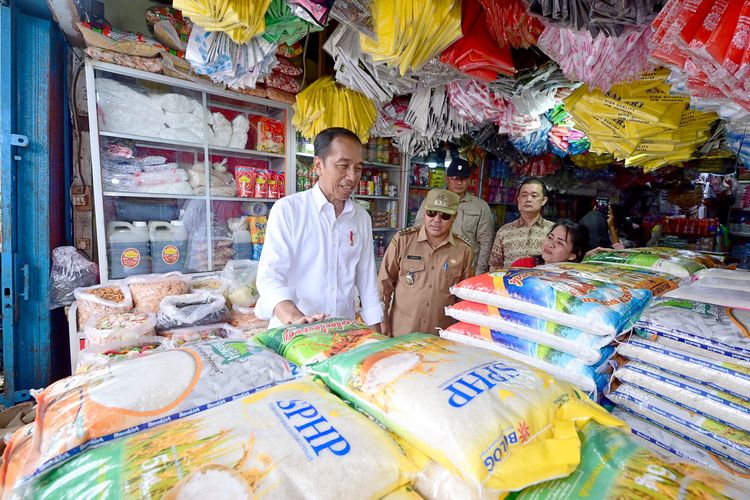 Presiden Joko Widodo mengunjungi Pasar Sungai Ringin, Kabupaten Sekadau, Kalimantan Barat, Kamis (21/3/2024) untuk memantau langsung stabilitas harga dan ketersediaan bahan pokok. 