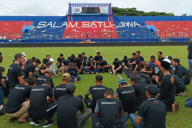 Pelatih dan Pemain Arema FC memanjatkan doa bersama di tengah stadion Kanjuruhan, Senin (3/10/2022).