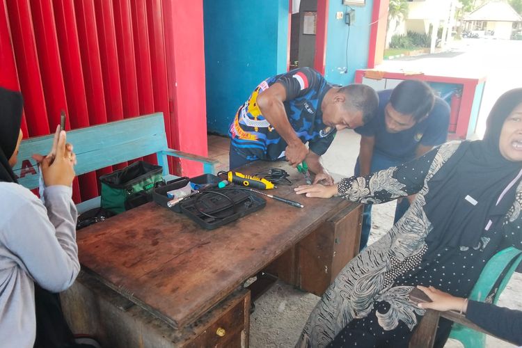 Wanita asal Jalan Cokroatmojo Kelurahan Parteker, Pamekasan, Ernawati (37) mendatangi pos 113 Pemadam Kebakaran (Damkar) setempat untuk melepas cincinnya. 