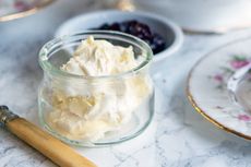 Cara Membuat Clotted Cream, Krim Olesan untuk Scone