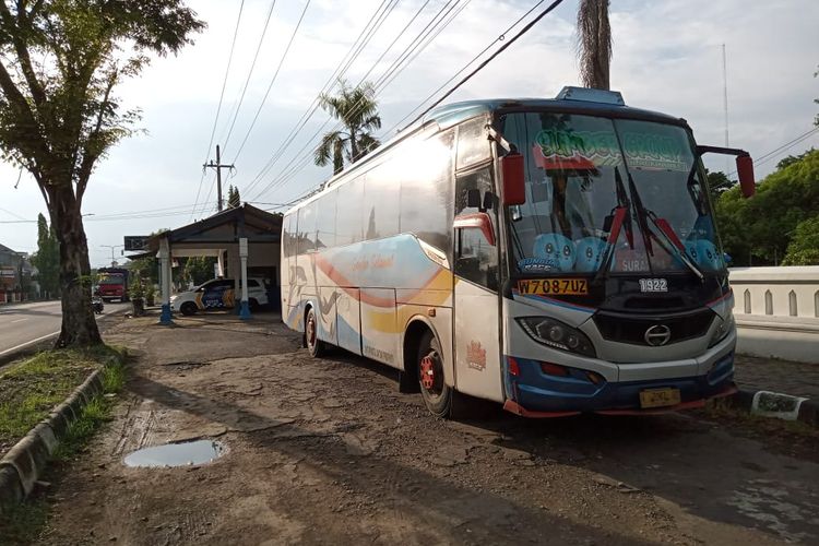 SEREMPET SEPEDA MOTOR—Inilah Bus Sumber Slamet yang menyerempet sepeda motor di ruas jalan Surabaya-Madiun, Km 151-152, tepatnya di Desa Klitik, Kecamatan Wonoasri, Kabupaten Madiun, Jawa Timur, Kamis (23/1/2025). Akibat kecelakaan itu, seorang ibu rumah tangga yang membonceng sepeda motor tewas ditempat.