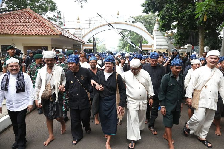 Pj Gubernur Banten Al Muktabar saat menyambut ribuan masyarakat Baduy pada acara Seba, Sabtu (29/04/2023).