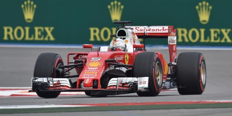 Pebalap Ferrari asal Jeraman, Sebastian Vettel, memacu mobilnya pada sesi kualifikasi GP Rusia di Sirkuit Sochi, Sabtu (30/4/2016).