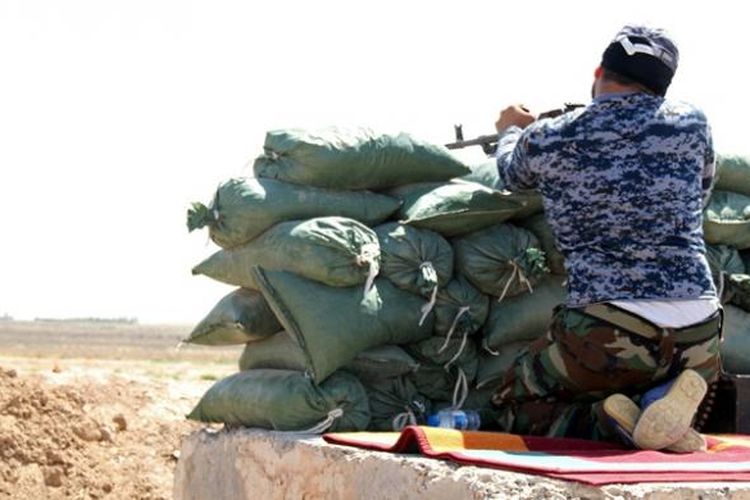 Seorang pejuang milisi pro-pemerintah Irak tengah siaga di kota Taza Khurmatu, yang terletak di sebelah selatan kota Kirkuk. Militer Irak berharap serangan udara AS terhadap posisi ISIS bisa mengubah situasi di medan perang.