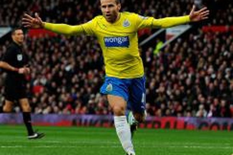 Pemain Newcastle United Yohan Cabaye merayakan gol ke gawang Manchester United, pada pertandingan lanjutan Premier League yang berlangsung di Stadion Old Trafford, Manchester, Sabtu (7/12/2013).