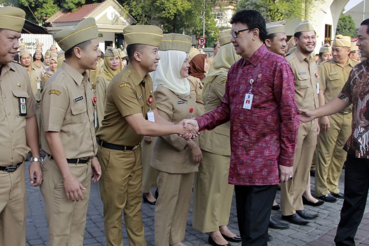 Mendagri Tjahjo Kumolo dan Wali Kota Semarang Hendrar Prihadi usai mengikuti apel pagi di Kantor Wali Kota Semarang, Senin (13/8/2018). 