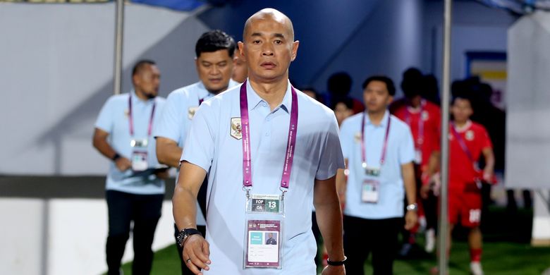 Pelatih timnas u17 Indonesia Kurniawan Dwi Yulianto saat laga pertama babak penyisihan Grup A ASEAN U17 Championship 2026 melawan Timor Leste yang berakhir dengan skor 4-0 di Stadion Joko Samudro Gresik, Jawa Timur, Senin (13/4/2026) malam.