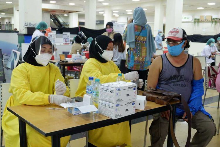 Penyuntikan vaksin dosis kedua untuk masyarakat umum di Mal Malang Town Square (Matos), Rabu (4/8/2021).