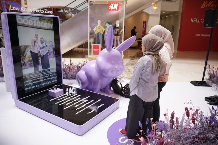 Pengunjung Pop-Up Store bisa menjajal inovasi Oppo Find N2 Flip, termasuk berinteraksi dengan hewan peliharaan virtual.