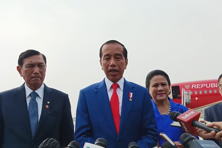 Presiden Joko Widodo saat memberikan keterangan pers di Lanud Halim Perdanakusuma, Jakarta Timur, pada Jumat (19/5/2023).
