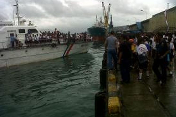 Ribuan orang, termasuk pelajar, berpartisipasi dalam kegiatan pembersihan sampah yang digelar dalam rangka HUT ke-438 Kota Ambon, Maluku, di Pelabuhan Yos Sudarso, Ambon, Selasa (3/9/2013). 