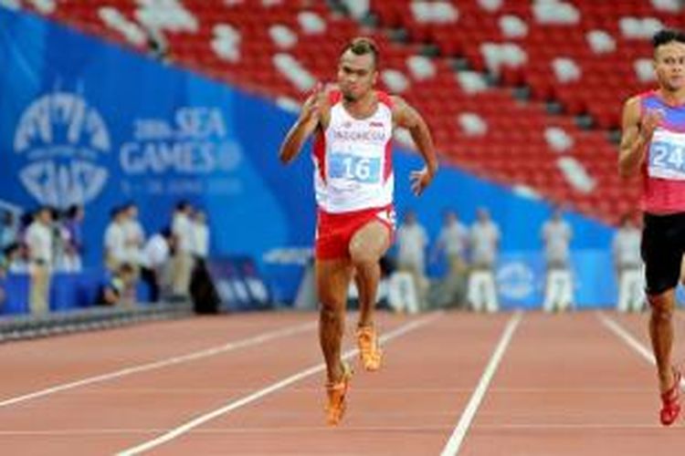 Pelari Indonesia, Iswandi (kiri), berlaga di babak penyisihan nomor sprint 100 meter SEA Games 2015 di National Stadium, Singapura, Selasa (9/6/2015).