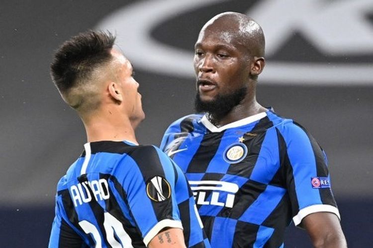 Romelu Lukaku (kanan) marayakan golnya bersama Lautaro Martinez dalam laga Inter Milan vs Getafe di Stadion Veltins Arena, Jerman, Rabu (5/8/2020) malam waktu setempat atau Kamis (6/8/2020) dini hari WIB. 