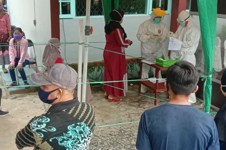 Sejumlah warga yang didapati reaktif saat rapid test mengantre diambil sampel untuk swab test di Labkesda Kotawaringin Barat, Kalimantan Tengah, Selasa (7/7/2020).    