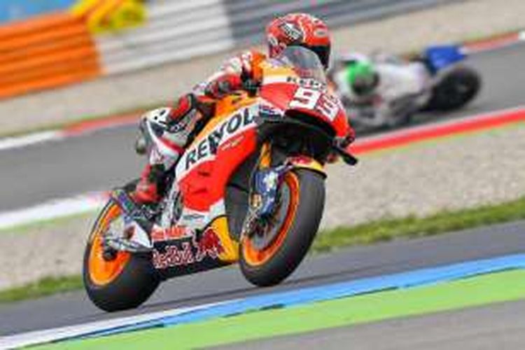 Pebalap Repsol Honda asal Spanyol, Marc Marquez, memacu motornya pada sesi latihan bebas GP Belanda di Sirkuit Assen, Jumat (24/6/2016).