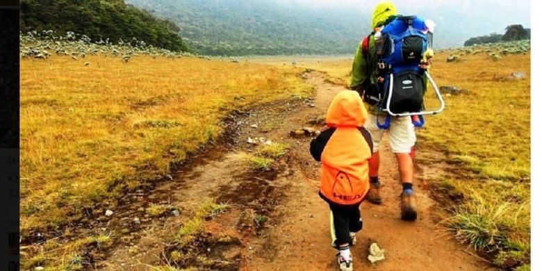 Pembentukan karakter tidak lahir sekonyong-konyong, namun membutuhkan latihan panjang dan dimulai sedini mungkin. Mempercayai bahwa aktivitas mendaki gunung adalah sarana pendidikan karakter yang alami, oleh karena itulah, saya memutuskan untuk memperkenalkan aktivitas mendaki gunung pada anak saya sedini mungkin, yaitu sejak usia 2,5 tahun. 