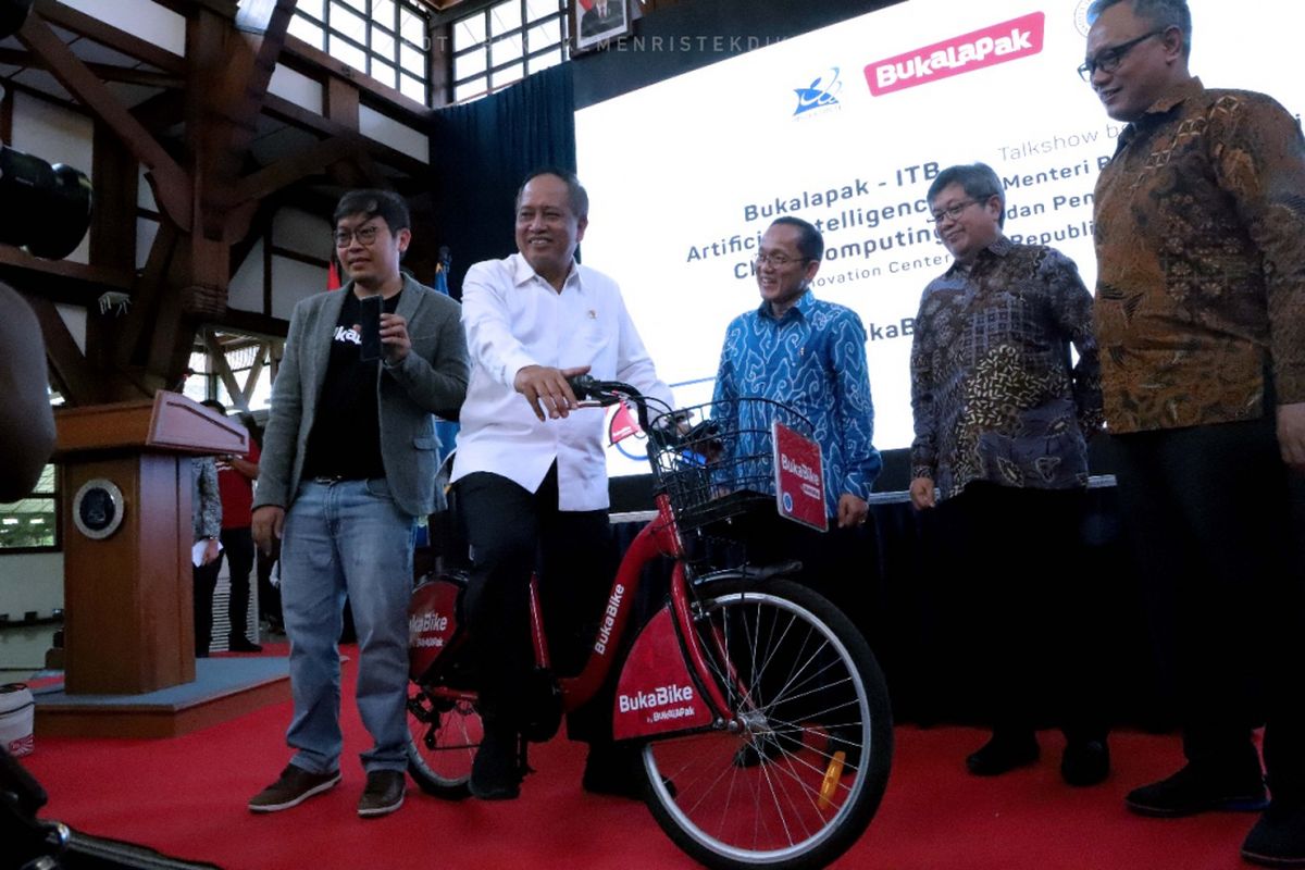 Menristekdikti Mohamad Nasir dan CEO Bukalapak Ahmad Zaky meresmikan Bukalapak - ITB Artificial Intelligence (AI) and Cloud Computing Innovation Center di Aula Barat ITB (1/2/2019).