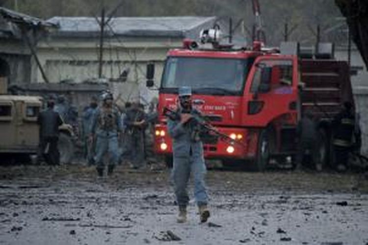 Pasukan polisi Afganistan mengamankan lokasi serangan bunuh diri Taliban di dekat sebuah kantor polisi kota Jalalabad, Kamis (20/3/2014).